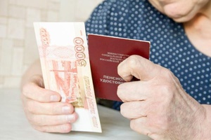 Завершилась выплата в размере 5 тысяч рублей пенсионерам Кемеровской области.