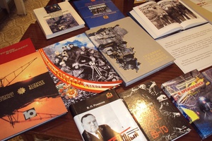 В библиотеке-филиале № 2 организован тематический просмотр литературы к 70-летию празднования Дня шахтера.