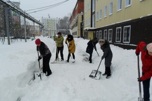 Сегодня в Мысках на борьбу со снегом вышли более 1100 человек.