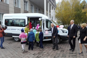 К Дню учителя разрез «Кийзасский» подарил мысковским детям микроавтобус.