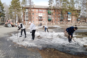 Сегодня студенты Томь-Усинского энерготранспортного техникума, волонтёры и жители вышли на субботник в парк «Вокзальный».