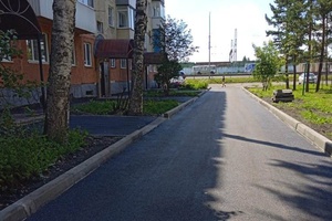 В 2022 году благодаря нацпроекту «Жилье и городская среда» в Мысках были благоустроены три дворовые территории.