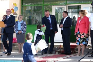 Сегодня в школах Мысков прошли торжественные линейки, посвященные началу нового учебного года.