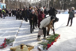 В Мысках на Мемориале Славы прошла церемония возложения цветов в память о павших защитниках Отечества.
