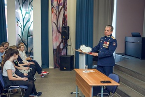 В школе №1 состоялась встреча учеников с бывшим выпускником школы, Героем России, офицером Генштаба Вооруженных Сил РФ, полковником Дмитрием Сафиным.