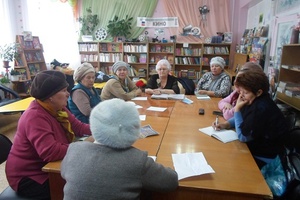 В библиотеке семейного чтения продолжает работу коворкинг-центр, где люди разных возрастов могут общаться и проводить встречи.