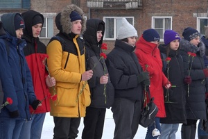 Сегодня в Мысках на Мемориале «Тыл-фронту» прошел митинг «Незатихающее эхо войны», посвященный Дню полного освобождения Ленинграда от фашистской блокады.