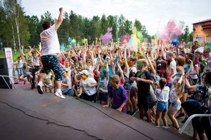 В парке «Юбилейный» состоялось самое красочное событие этого лета - фестиваль красок "Холи".