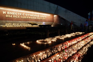 В КуZбассе акцией «Свеча поколений» почтили память павших героев СВО.