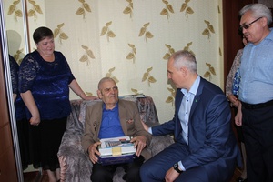 Сегодня мысковчанин - ветеран Великой Отечественной войны Иван Хуторенко отметил 90-летний юбилей.