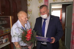 Сегодня глава города Евгений Тимофеев поздравил с юбилеем ветерана Великой Отечественной войны Валентина Модяева.