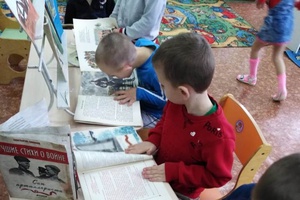 В Мысках библиотекари приступили к реализации познавательного проекта «Детям о юных героях», посвященного 75-летию Победы в Великой Отечественной войне.