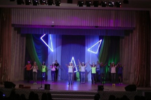 Более 400 студентов в Мысках посетили фестиваль-концерт, посвященный XIX Всемирному фестивалю молодежи и студентов.
