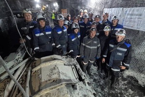 Правительственная делегация в Кузбассе спустилась в шахту и пообщалась с горняками