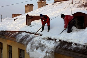 По информации городской единой дежурно-диспетчерской службы в Мысках на сегодня от снега очищены 117 крыш многоквартирных домов.