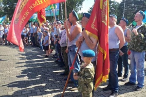 В Мысках на Мемориале Славы прошел митинг, посвященный Дню воздушно-десантных войск.