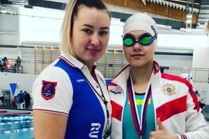 Алиса Чащина из Мысков завоевала три золотые медали на соревнованиях по плаванию в Омске.