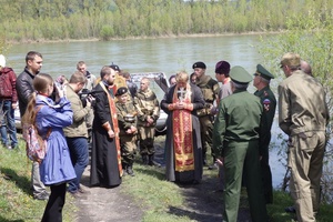 Участники традиционного крестного хода-сплава по реке Томь побывали сегодня в Мысках.