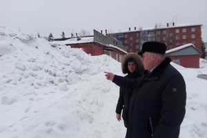 Глава Мысков Евгений Тимофеев потребовал от коммунальных служб активнее вести работы по вывозу снега с территории города.