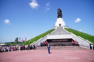 Вечный огонь зажгли у Мемориала Воину-Освободителю в Кемерове.