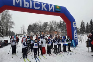 В минувшее воскресенье на лыжных трассах Бородинского поля прошли городские соревнования по лыжным гонкам на приз Деда Мороза.