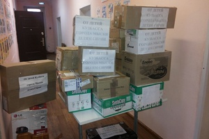 Учреждения образования Мысков собрали около 30 коробок с канцелярскими товарами в рамках Всероссийской акции «Подарки детям Сирии».