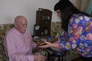 Долгожителю из Мысков Александру Беляеву исполнилось 90 лет.
