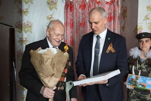 Сегодня глава Мысков Дмитрий Иванов лично поздравил ветеранов Великой Отечественной войны с Днем Победы.