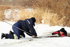 Отдел по ГО и ЧС администрации Мысковского городского округа призывает любителей зимней подледной рыбалки быть осторожнее.