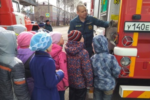 В рамках месячника пожарной безопасности воспитанники детского сада № 12 «Малыш» посетили пожарную часть.
