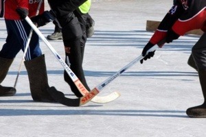 Мысковчан приглашают на хоккей с мячом на валенках.