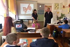 В школе № 10 п.Бородино сотрудники Госавтоинспекции совместно с представителями ОАО «Российские железные дороги» провели профилактическое мероприятие.