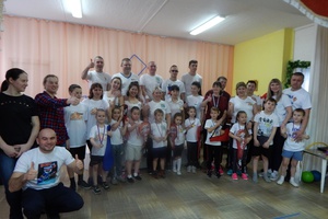 Спортивный праздник «Моя семья, физкультура и Я» прошел в детских садах Мысков.