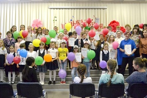Восьмой раз в Мысках прошел муниципальный конкурс вокального творчества «Музыкальная радуга» среди школ города.