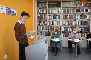 В «Молодёжном проспекте» Центральной городской библиотеки Мысков прошёл городской отборочный тур Чемпионата по чтению вслух среди старшеклассников «Страница’22».