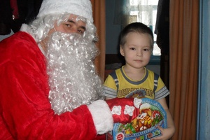Новогодние подарки получили юные жители поселков Бородино, Чувашка и Чуазас.