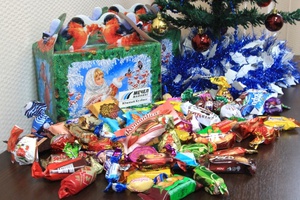 Угольная компания «Южный Кузбасс» в преддверии новогодних праздников вручит детям работников и пенсионерам около 11 тысяч сладких подарков.