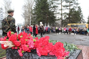 Сегодня в Мысках у Памятного камня жертвам аварии на Чернобыльской АЭС прошел митинг, посвященный 32-й годовщине техногенной катастрофы.