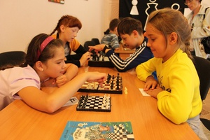Неделя шахмат в библиотеках Мысков продлена до 29 июля.