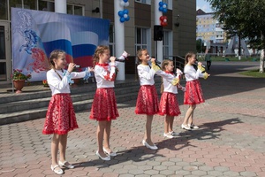 Сегодня более 800 мысковчан приняли участие в мероприятиях, приуроченных к Дню флага России.