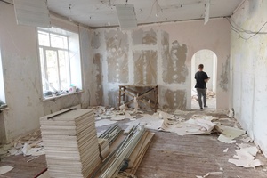 В Центральной городской библиотеке Мысков начался ремонт.