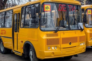 Для доставки учеников на занятия в Мыски поступило два новых «школьных» автобуса.