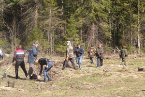 Жители поселка Чувашка (город Мыски) провели субботник в рамках акции «Чистый лес – территория без огня».