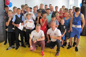 Сегодня мысковским боксерам был вручен сертификат на новый инвентарь от Федерации бокса Кемеровской области.