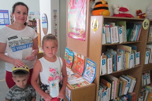 В первый день сентября сотрудники Центральной детской библиотеки поздравляли посетителей с Днем знаний.
