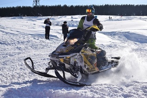 Сегодня в Мысках прошел фестиваль любителей снегоходного спорта «Февральская метель-2019».