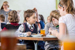 Кузбасские школьники младших классов будут бесплатно получать горячее питание.