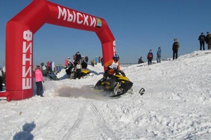 23 февраля в Мысках прошел II открытый городской фестиваль для любителей снегоходного спорта «Февральская метель — 2017».