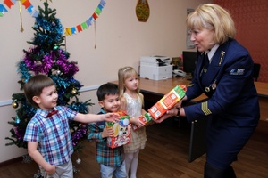 Угольная компания «Южный Кузбасс» закупила более 11 тысяч новогодних подарков для детей работников и пенсионеров.