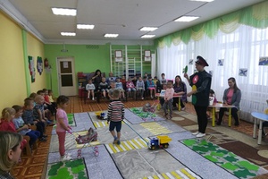 Сегодня воспитанники средней группы детского сада №12 «Малыш» совместно с родителями вспоминали Правила дорожного движения.